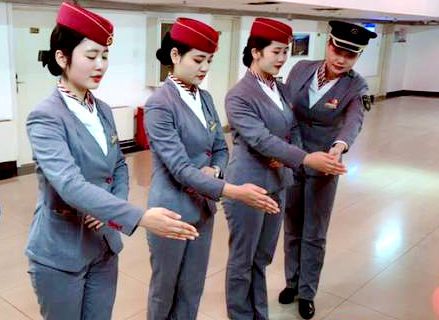 傳承光榮傳統，堅持崗前禮儀培訓，用心服務春運旅客