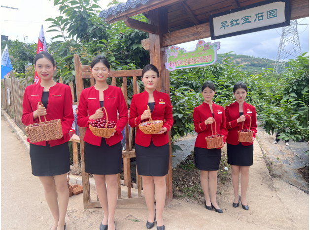 產(chǎn)業(yè)助力 龍馬先行——旅游學院“龍馬”會務隊以專業(yè)禮儀服務賦能產(chǎn)銷會